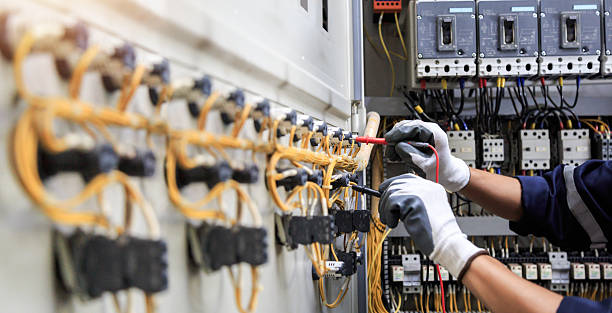 Professional Electrician technician working in Syracuse, NE